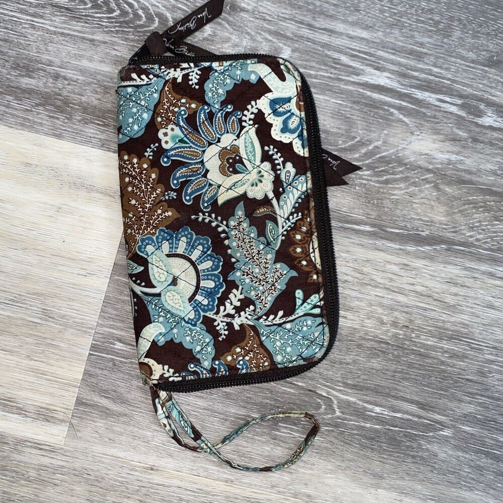 VERA BRADLEY JAVA BLUE SINGLE ZIP QUILTED WALLET/WRISTLET - RETIRED PATTERN